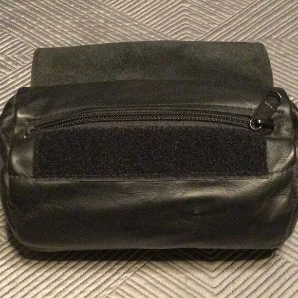 Harley-Davidson vintage cylindrical black leather bag. - Picture 2 of 4